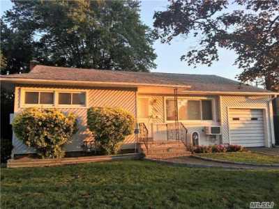 Home For Sale in Wantagh, New York