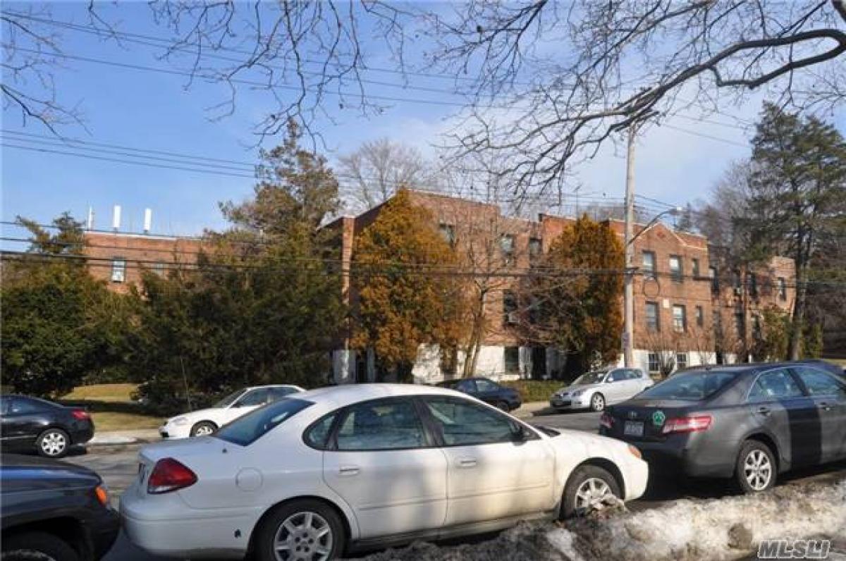 Picture of Apartment For Sale in Douglaston, New York, United States