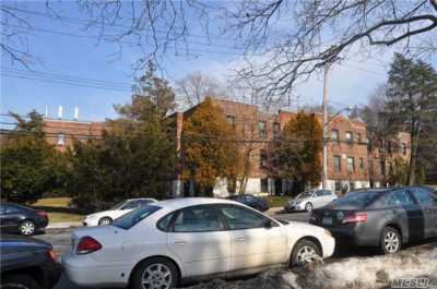 Apartment For Sale in Douglaston, New York