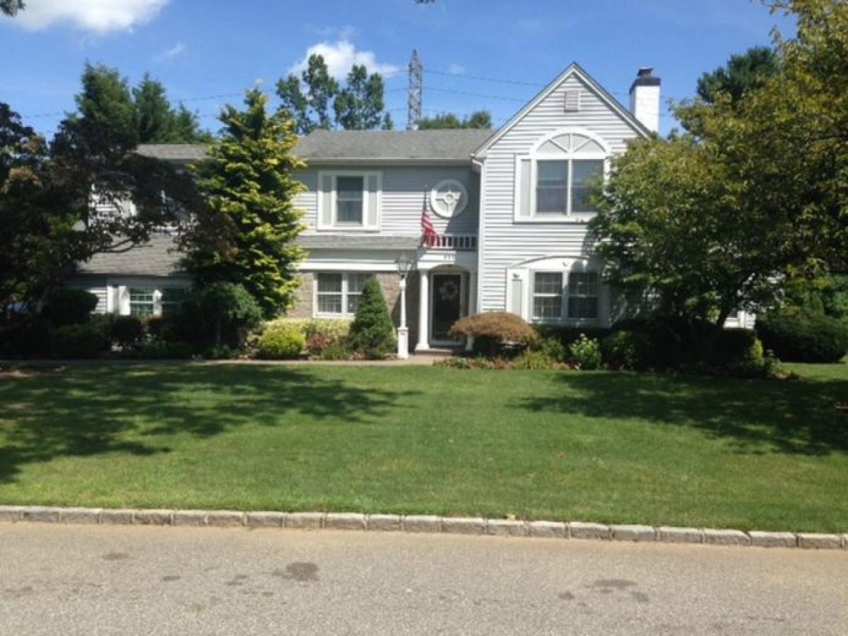 Picture of Home For Sale in East Williston, New York, United States