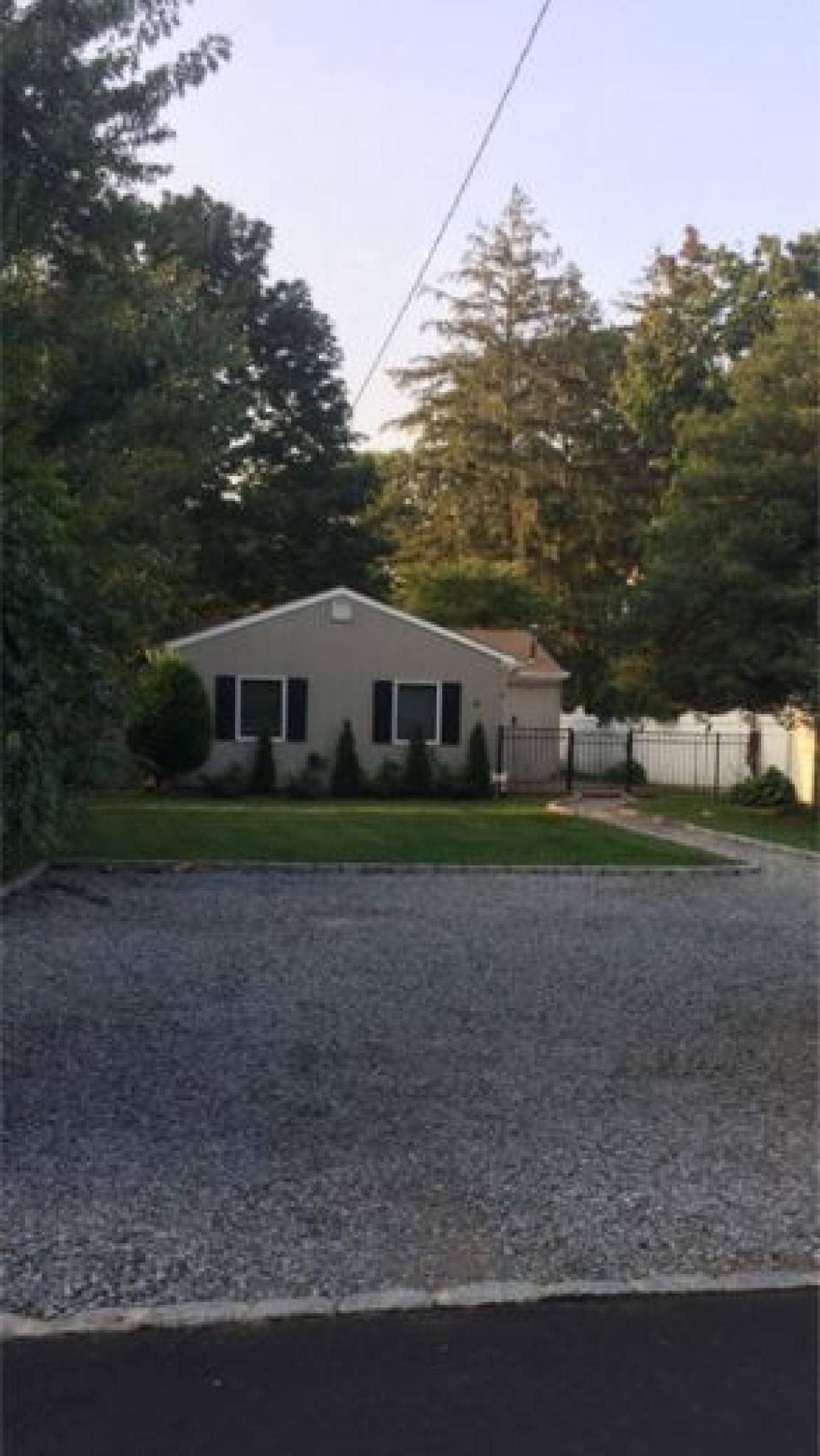 Picture of Home For Sale in North Babylon, New York, United States