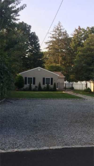 Home For Sale in North Babylon, New York