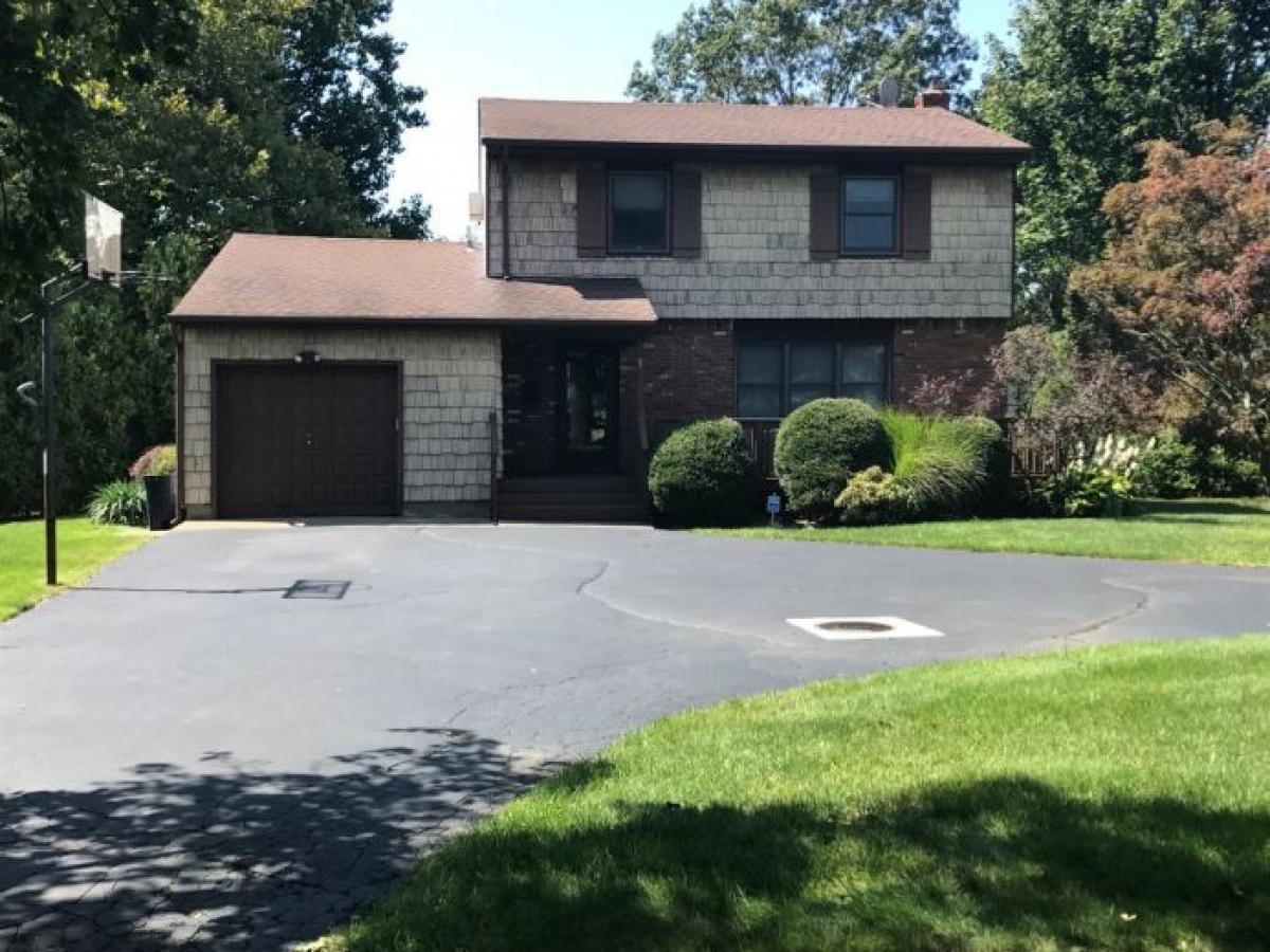 Picture of Home For Sale in Commack, New York, United States