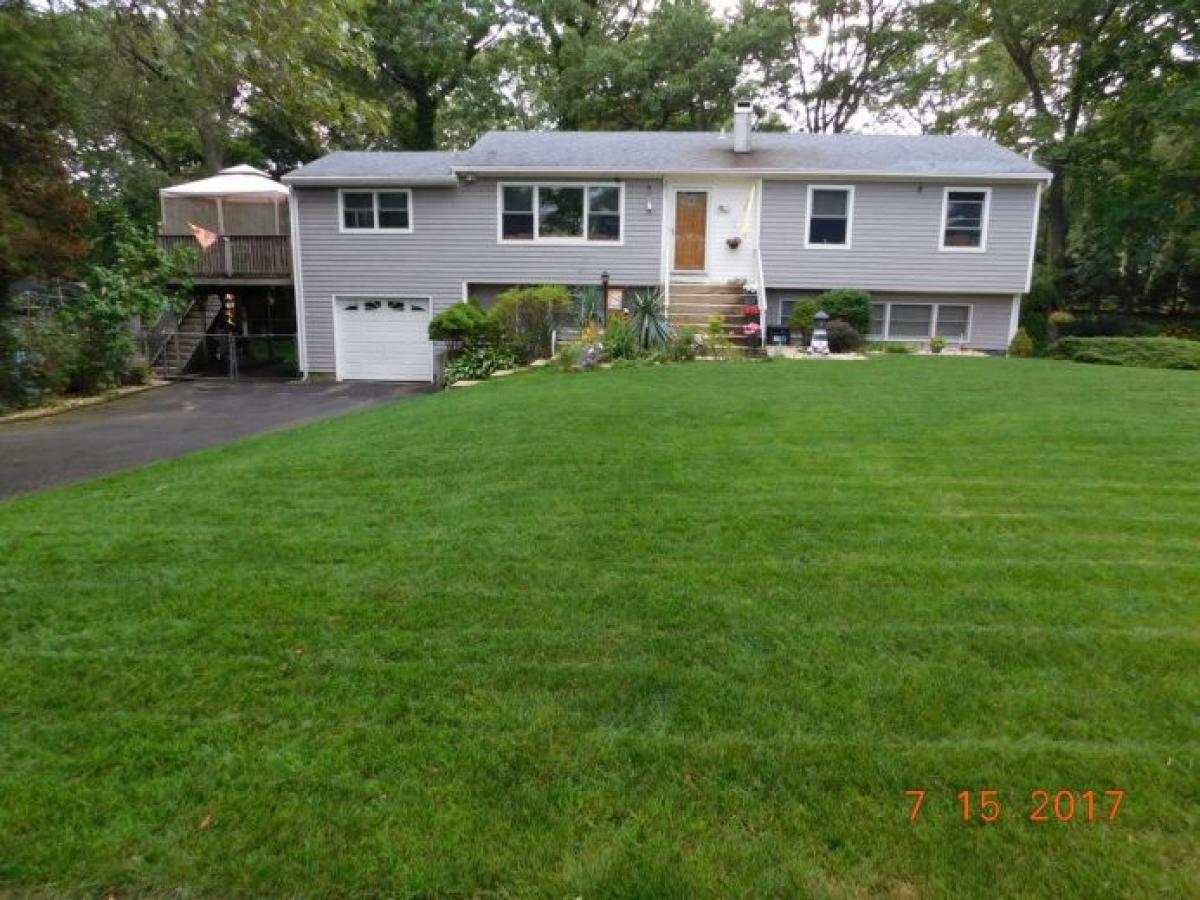 Picture of Home For Sale in Commack, New York, United States