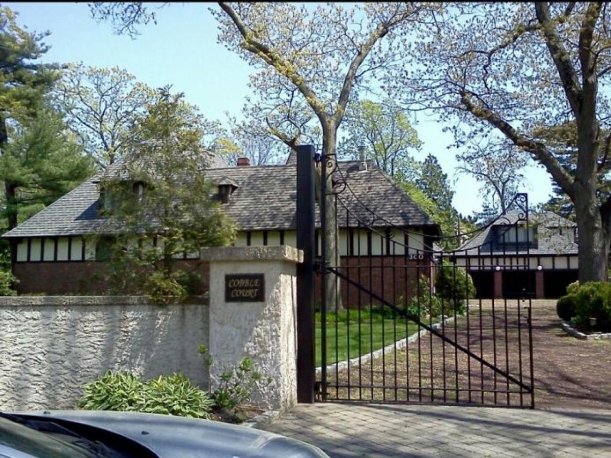 Picture of Home For Sale in Lawrence, New York, United States