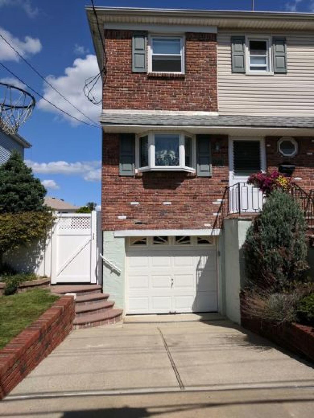 Picture of Home For Sale in Staten Island, New York, United States