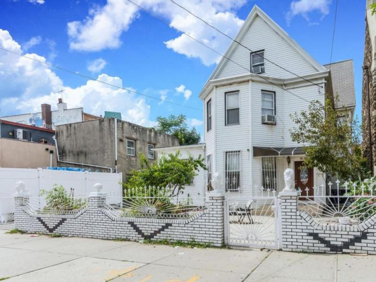 Picture of Home For Sale in Richmond Hill, New York, United States