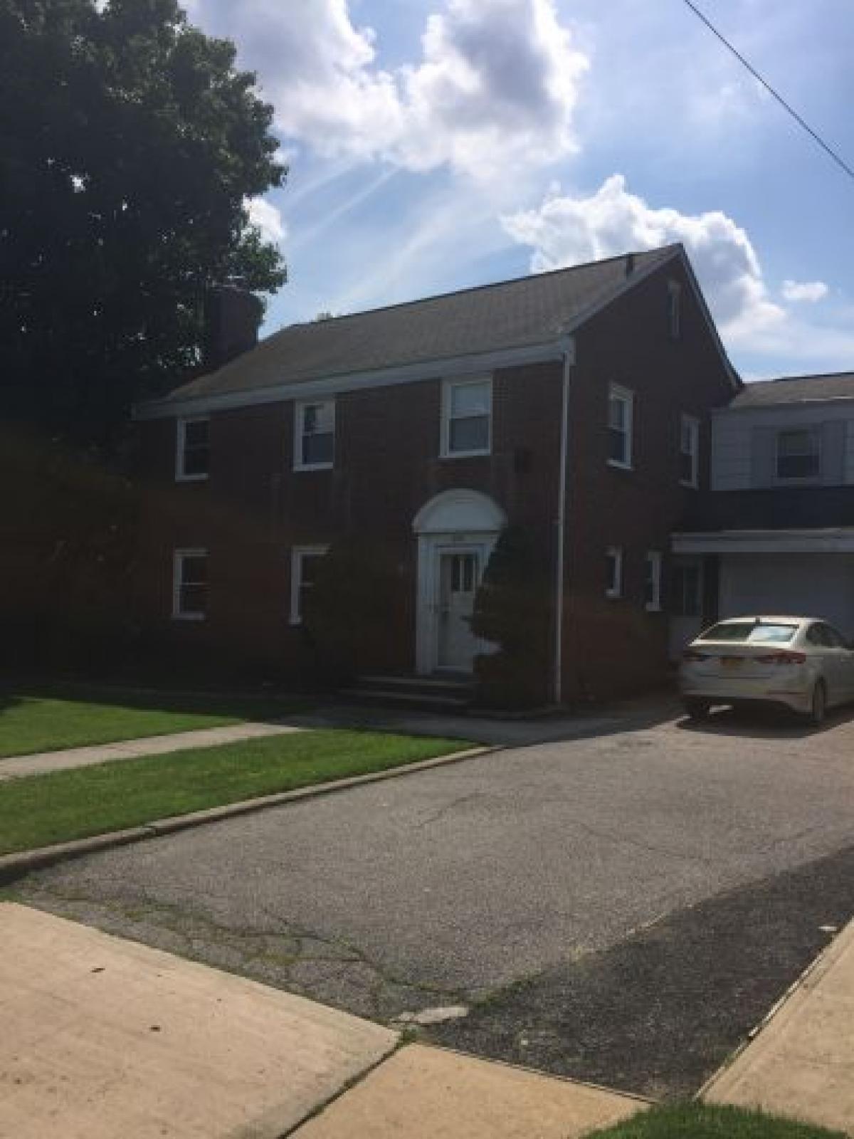 Picture of Home For Sale in Mineola, New York, United States