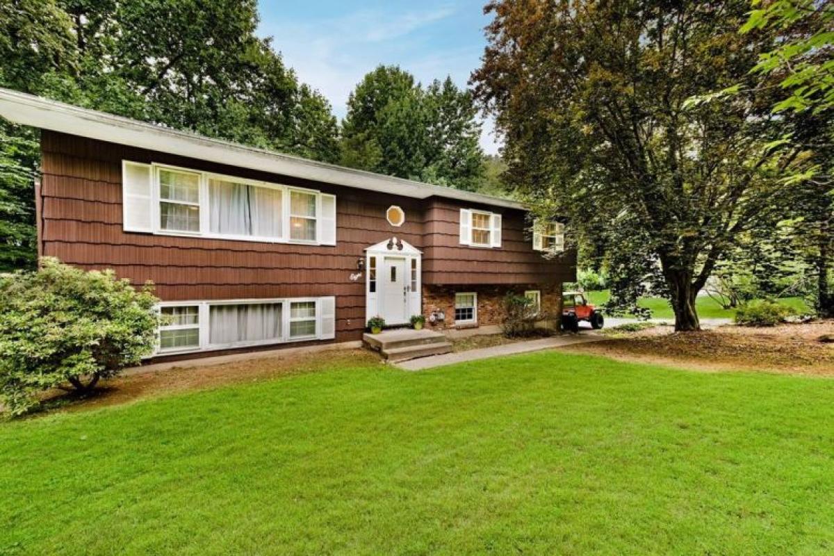 Picture of Home For Sale in Chestnut Ridge, New York, United States