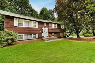 Home For Sale in Chestnut Ridge, New York