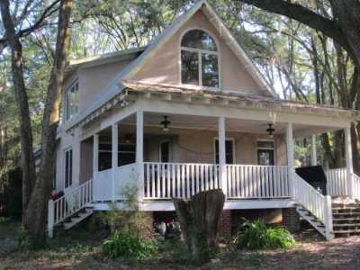 Home For Sale in Grand Ridge, Florida