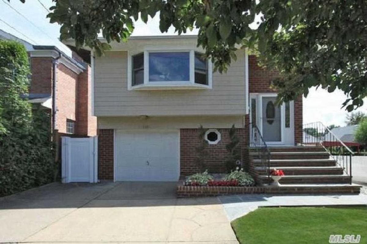 Picture of Home For Sale in New Hyde Park, New York, United States