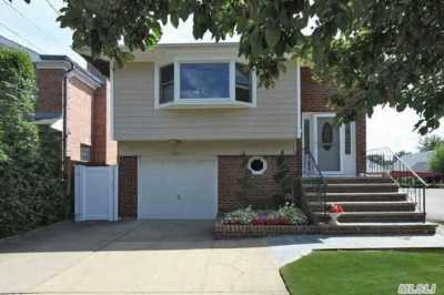 Home For Sale in New Hyde Park, New York