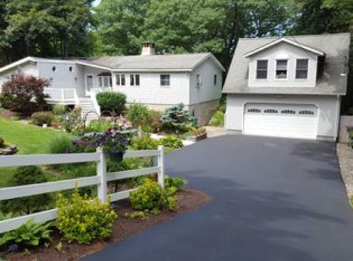 Picture of Home For Sale in Wappingers Falls, New York, United States