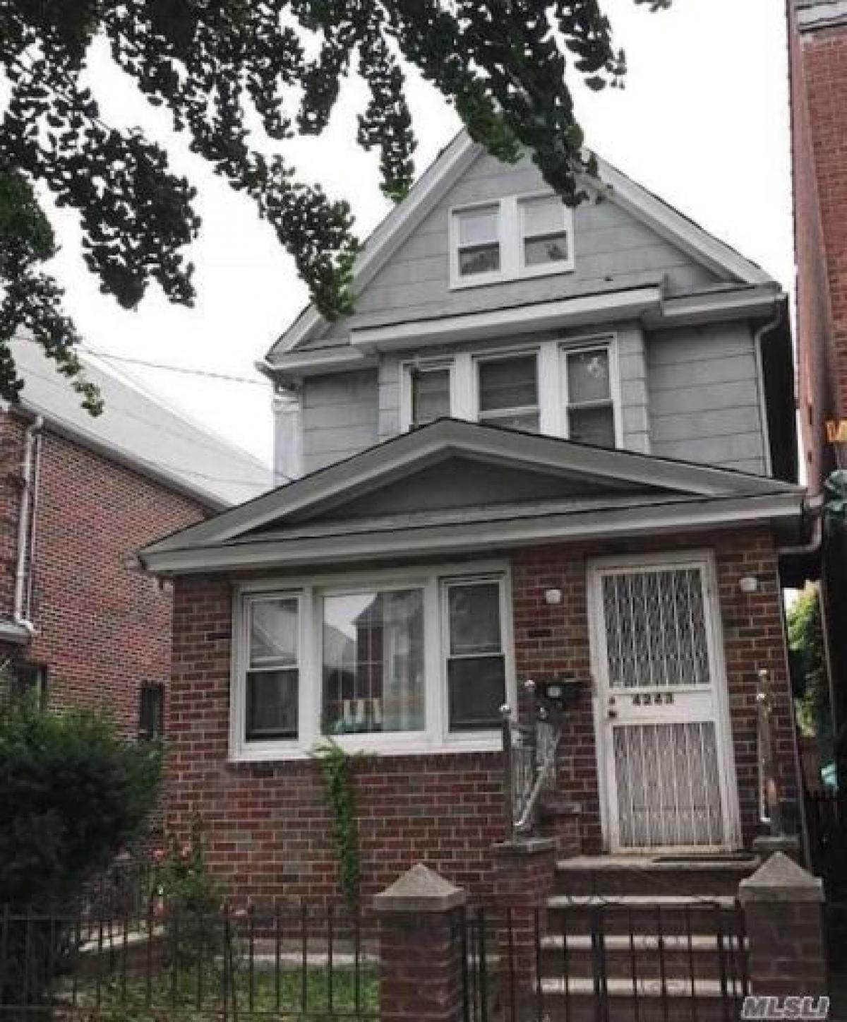 Picture of Home For Sale in Elmhurst, New York, United States