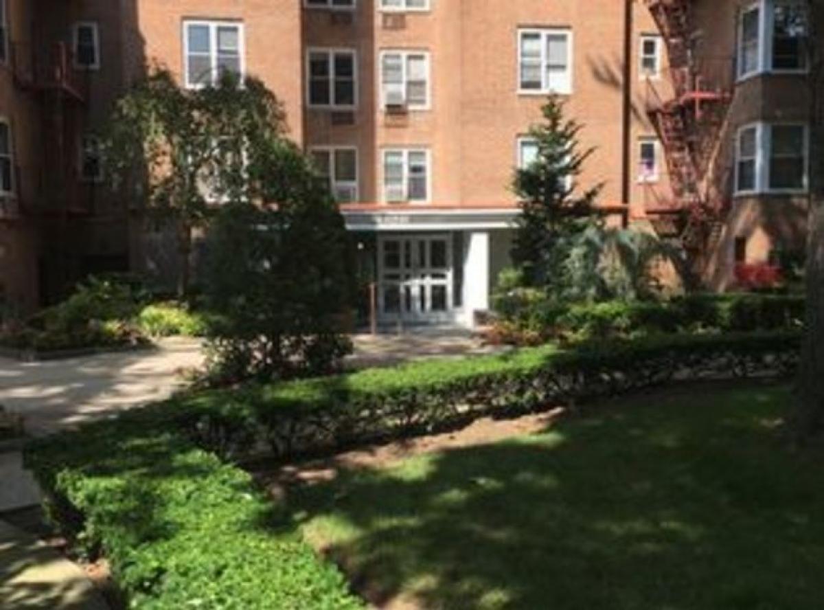 Picture of Home For Sale in Bayside, New York, United States