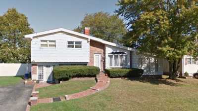 Home For Sale in North Babylon, New York