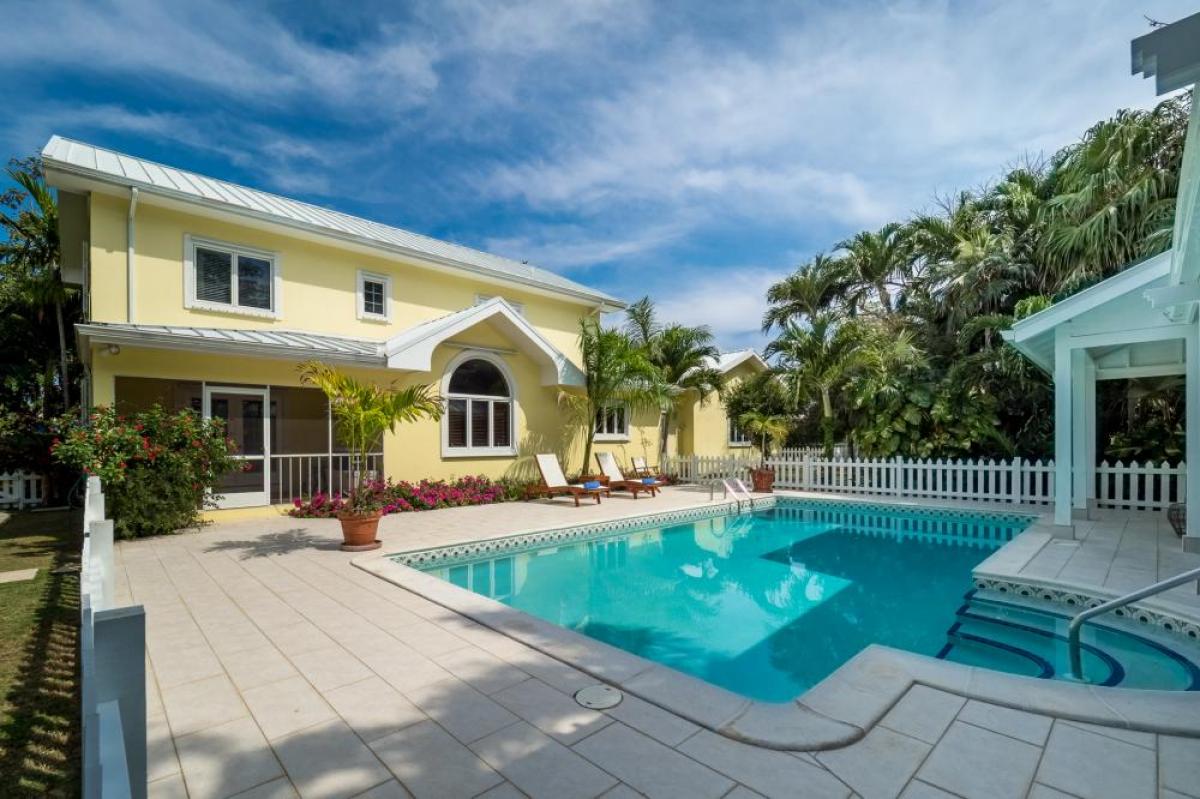 Picture of Multi-Family Home For Sale in Grand Cayman, Grand Cayman, Cayman Islands