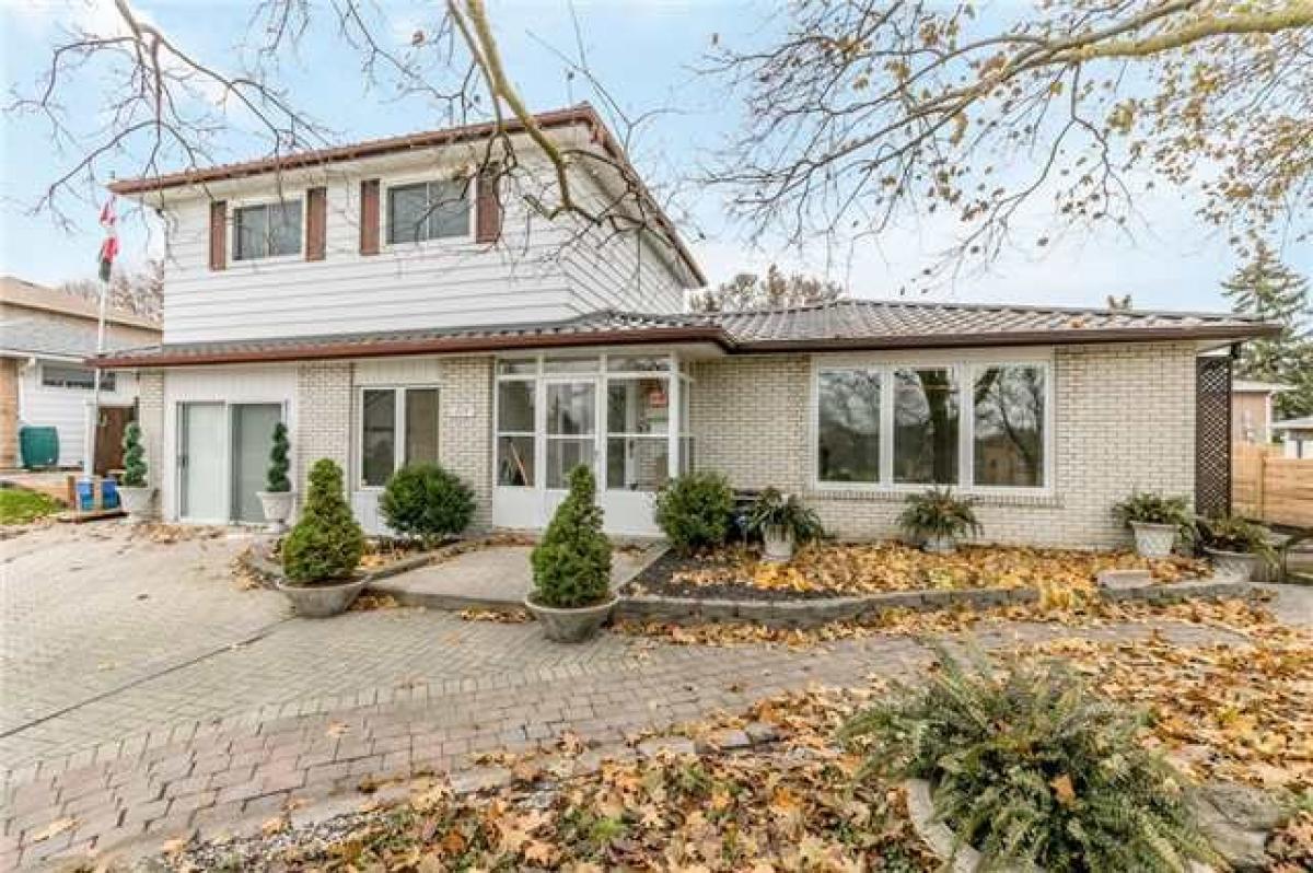 Picture of Home For Sale in Newmarket, Ontario, Canada