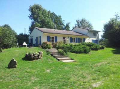 Bungalow For Sale in Charroux, France