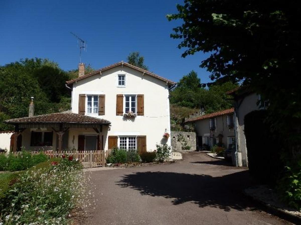 Picture of Home For Sale in Charroux, Auvergne, France