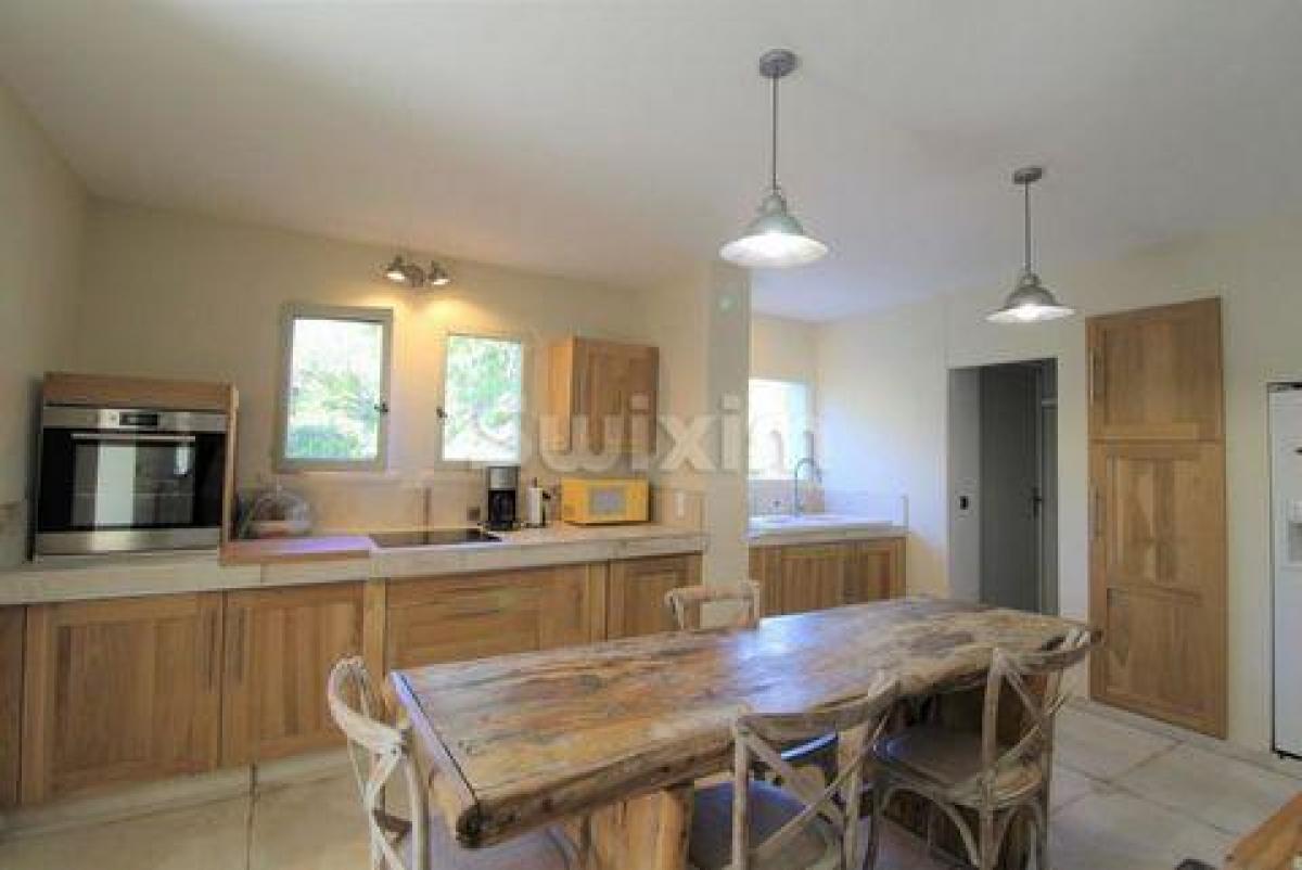 Picture of Retail For Sale in Arles, Provence-Alpes-Cote d'Azur, France