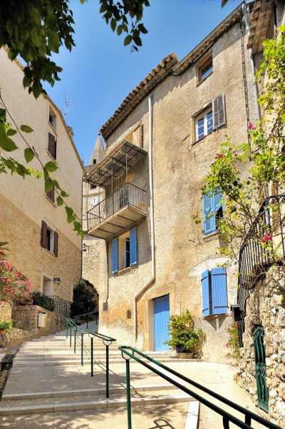 Apartment For Sale in Le Broc, France