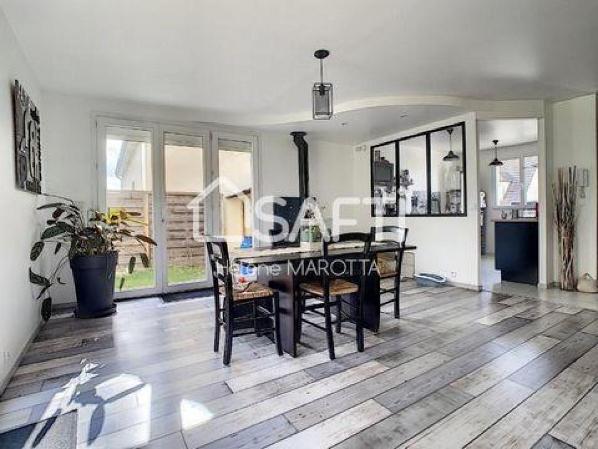 Picture of Home For Sale in Bornel, Picardie, France