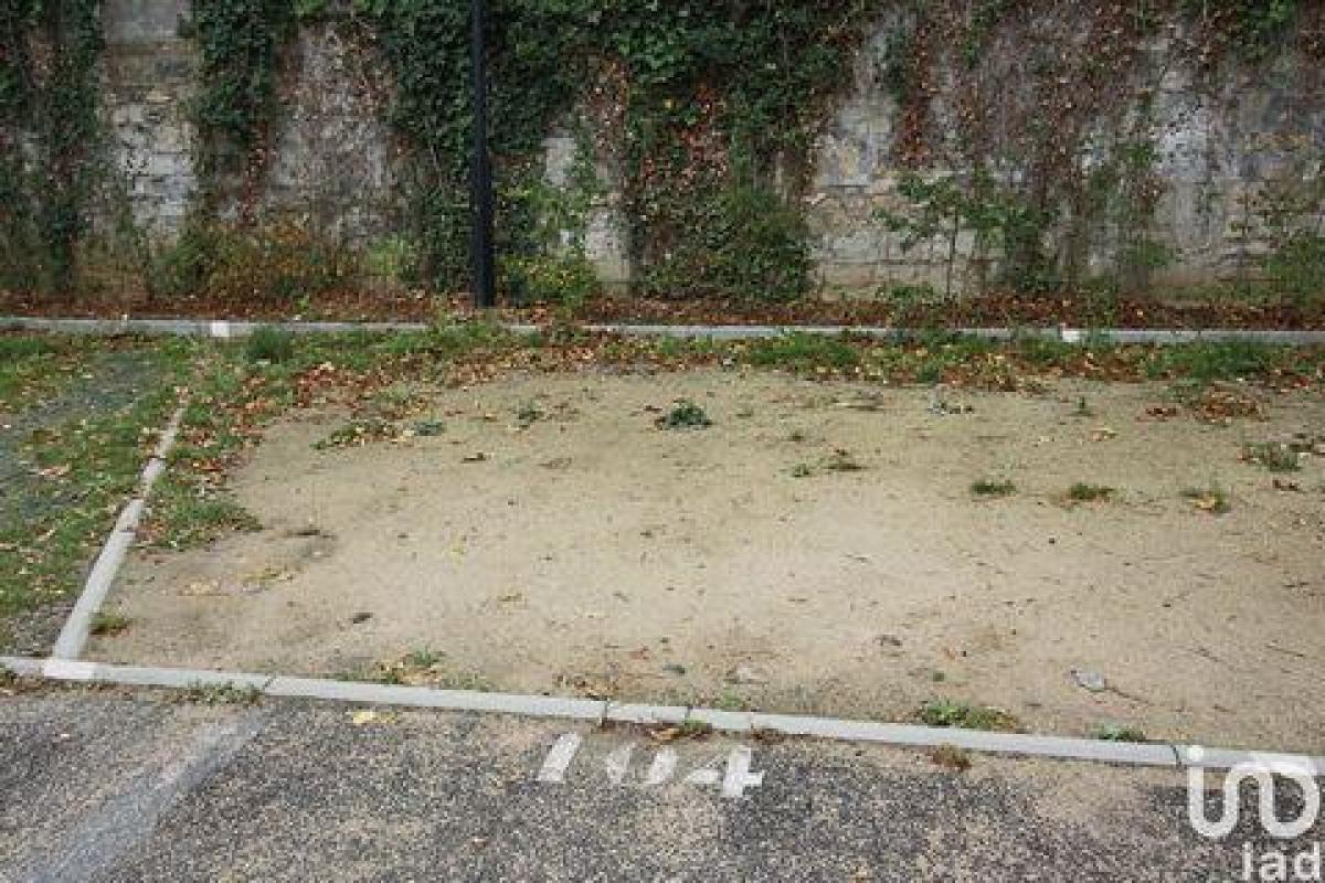 Picture of Retail For Sale in Persan, Picardie, France