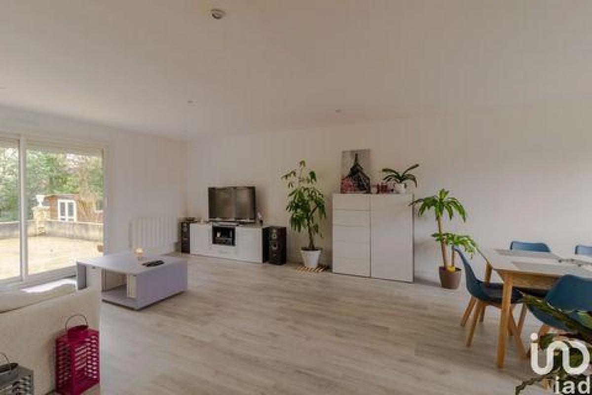 Picture of Home For Sale in Houdan, Centre, France