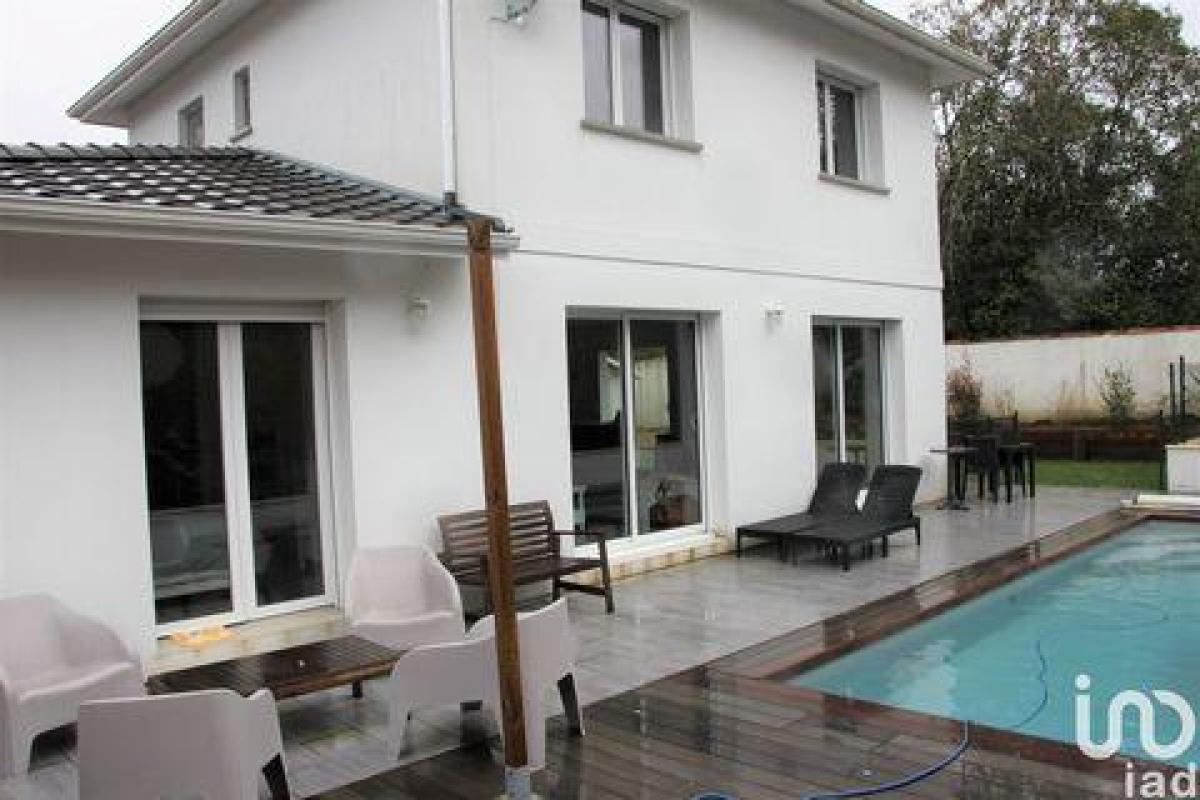 Picture of Home For Sale in Gradignan, Aquitaine, France