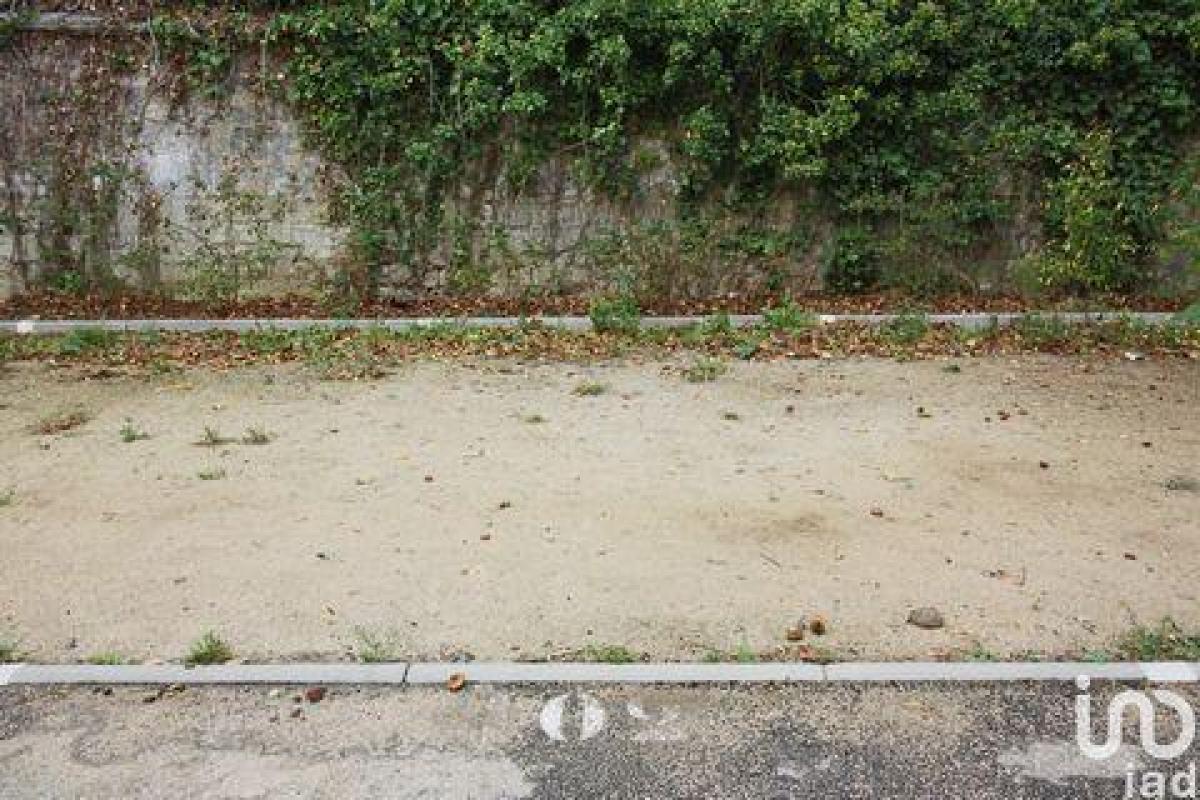 Picture of Retail For Sale in Persan, Picardie, France