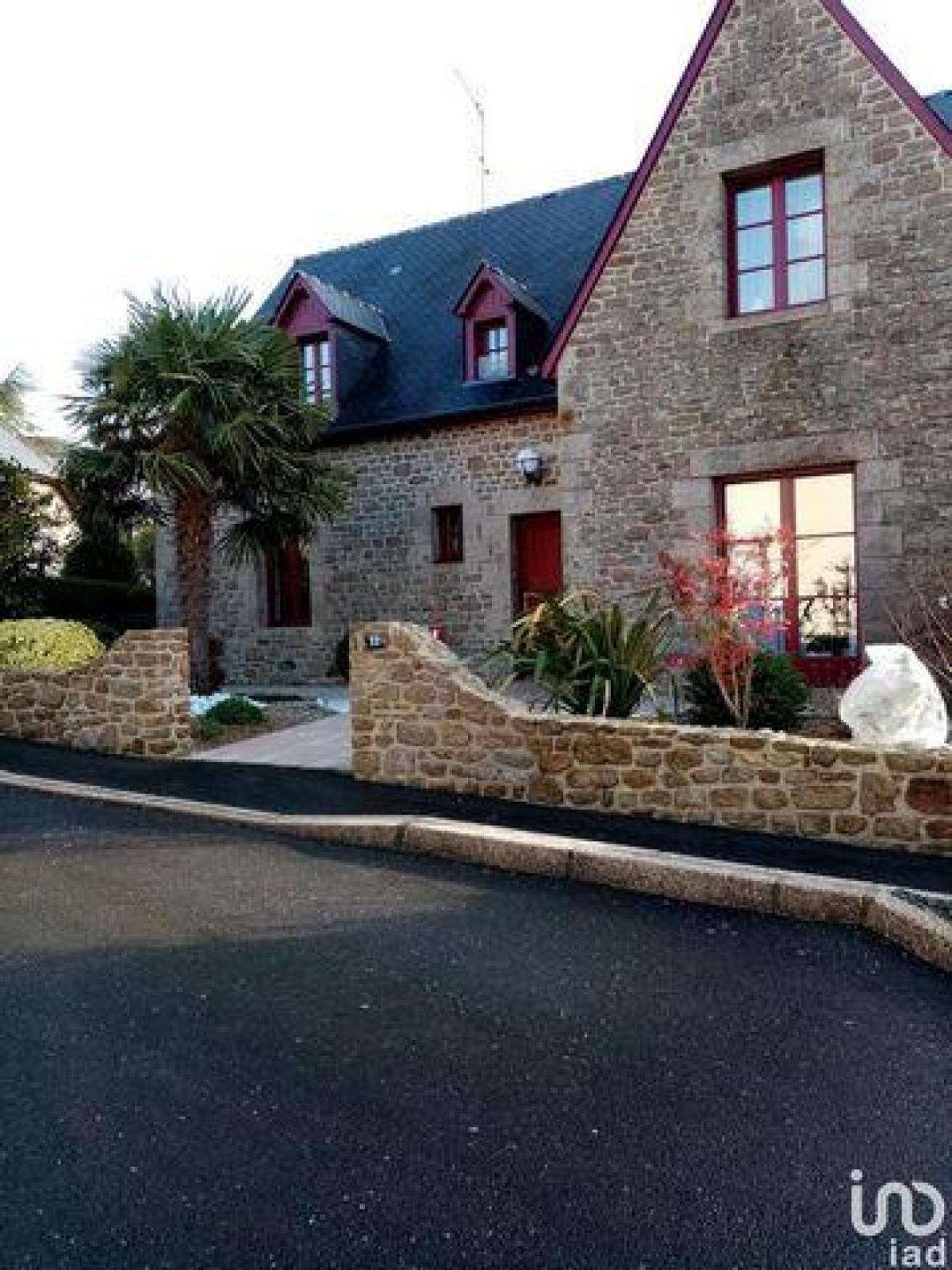 Picture of Home For Sale in Fougeres, Ile De France, France