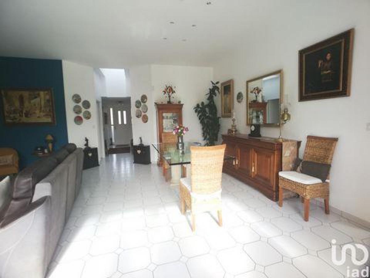 Picture of Home For Sale in Bondoufle, Bretagne, France