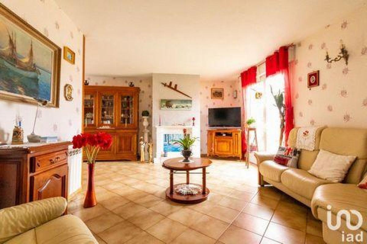 Picture of Home For Sale in Nalliers, Poitou Charentes, France