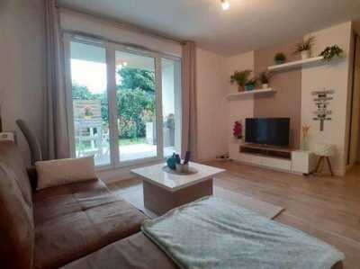 Condo For Sale in Cenon, France
