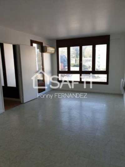 Apartment For Sale in Creil, France