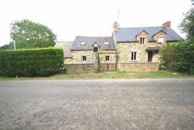 Farm For Sale in Uzel, France