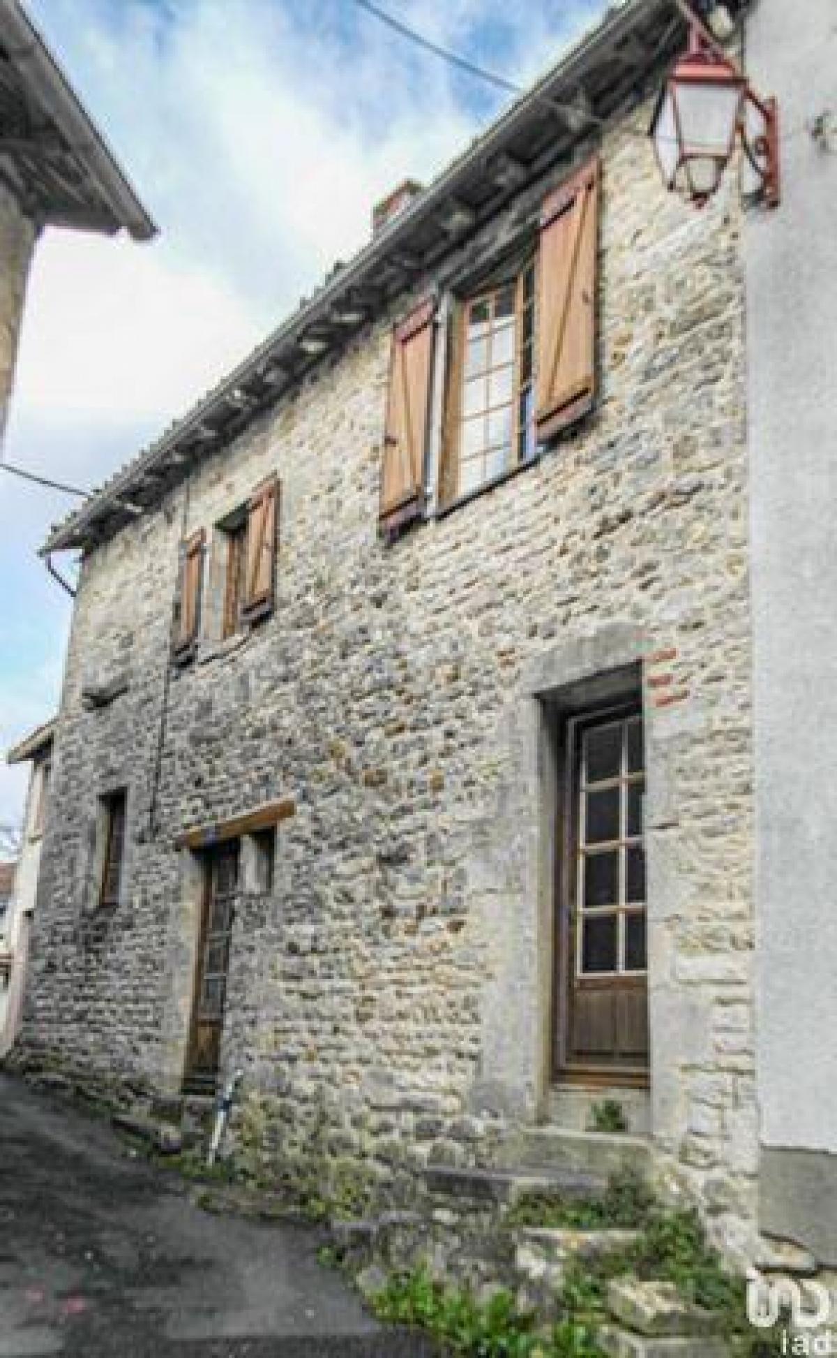 Picture of Home For Sale in Charroux, Auvergne, France