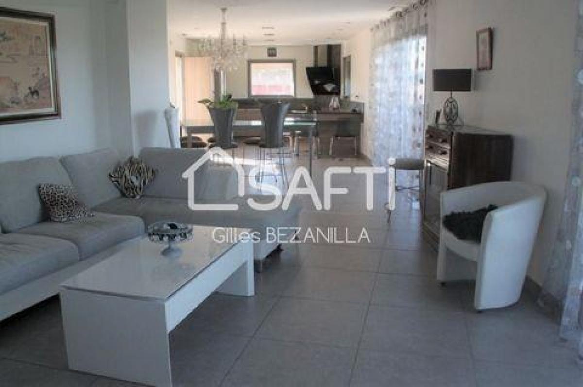 Picture of Condo For Sale in La Crau, Provence-Alpes-Cote d'Azur, France