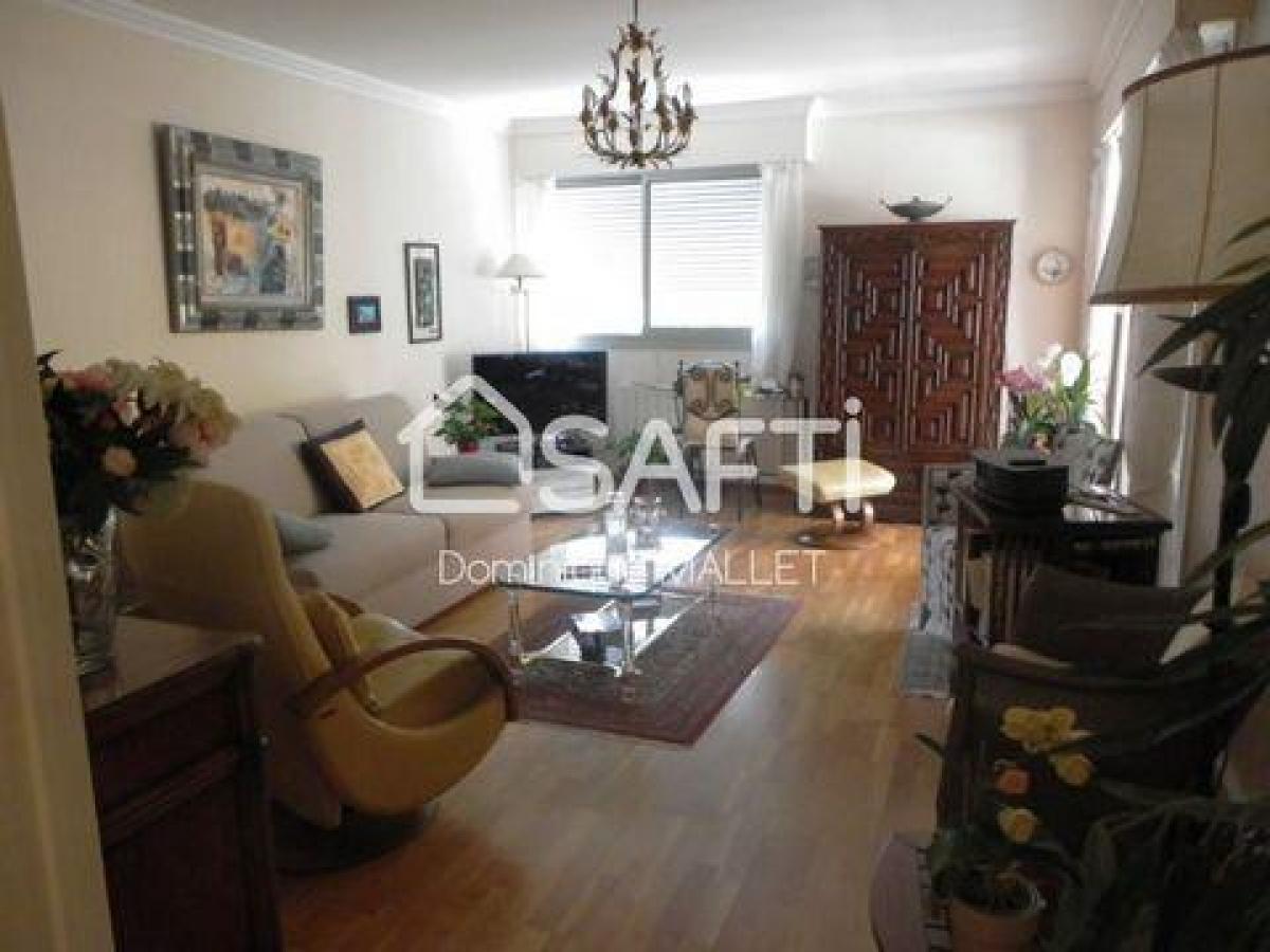 Picture of Apartment For Sale in Nimes, Languedoc Roussillon, France