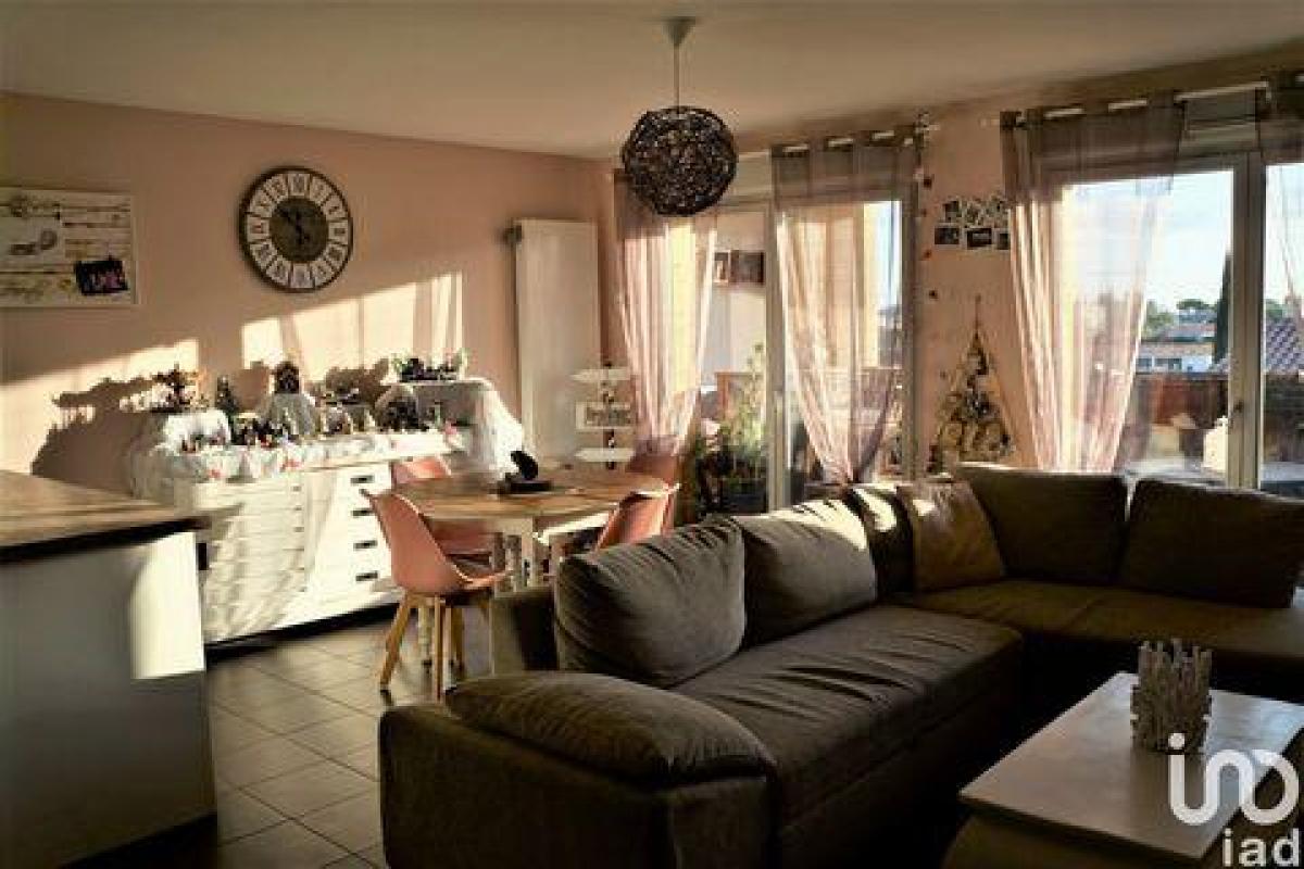 Picture of Condo For Sale in Cuers, Provence-Alpes-Cote d'Azur, France