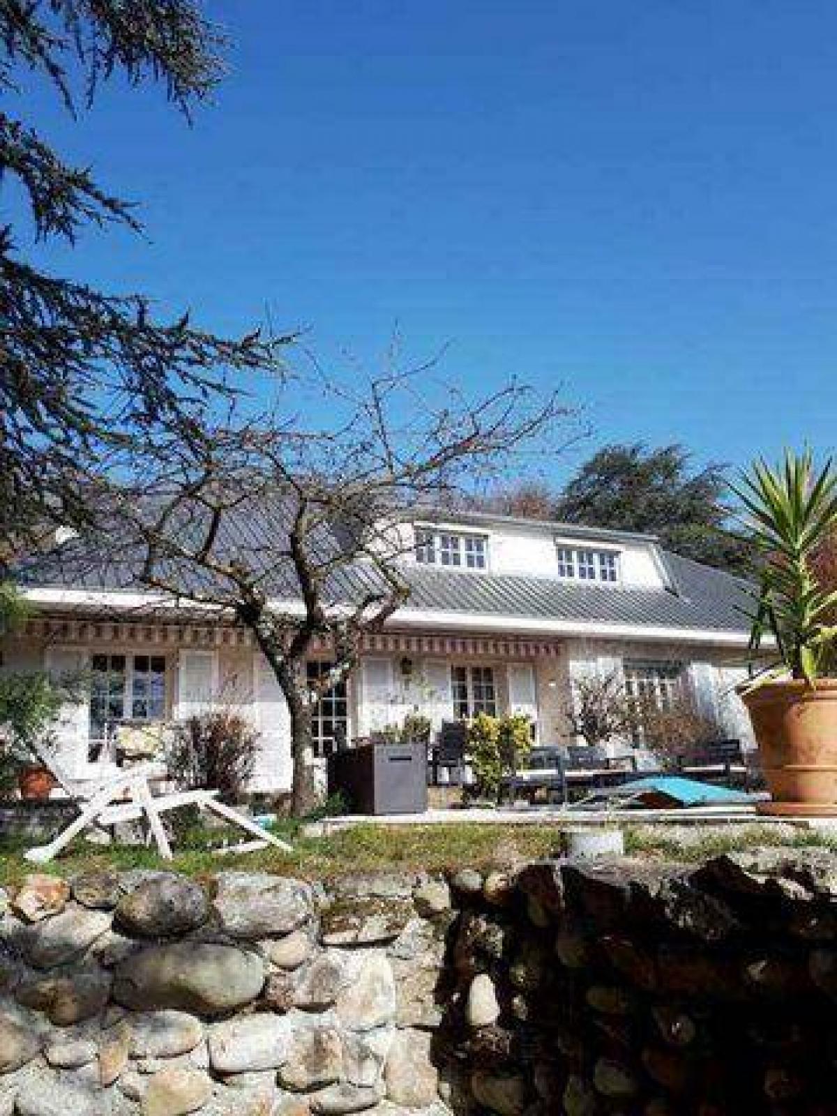 Picture of Home For Sale in Beaurepaire, Bourgogne, France