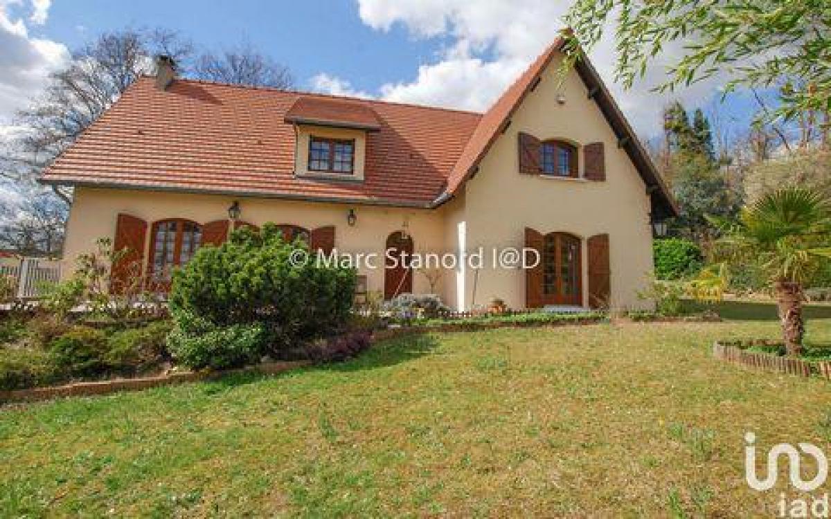 Picture of Home For Sale in Linas, Bretagne, France