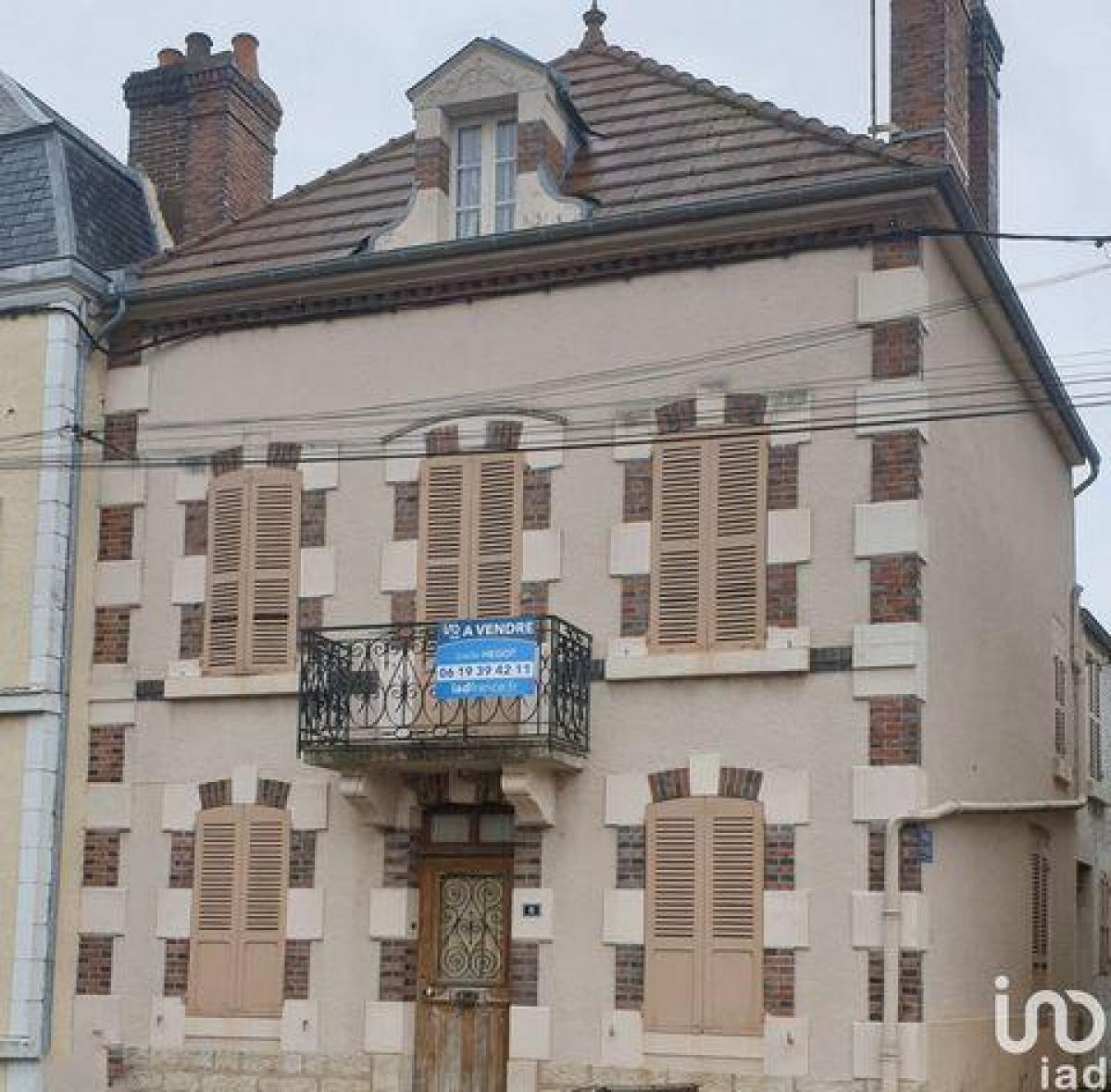 Picture of Home For Sale in Nuits, Auvergne, France
