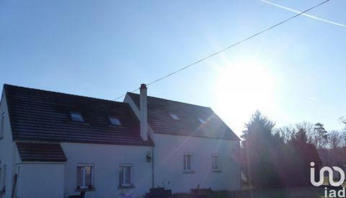 Picture of Home For Sale in Senlis, Picardie, France