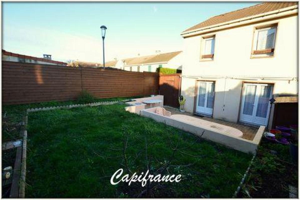 Picture of Home For Sale in Les Mureaux, Picardie, France