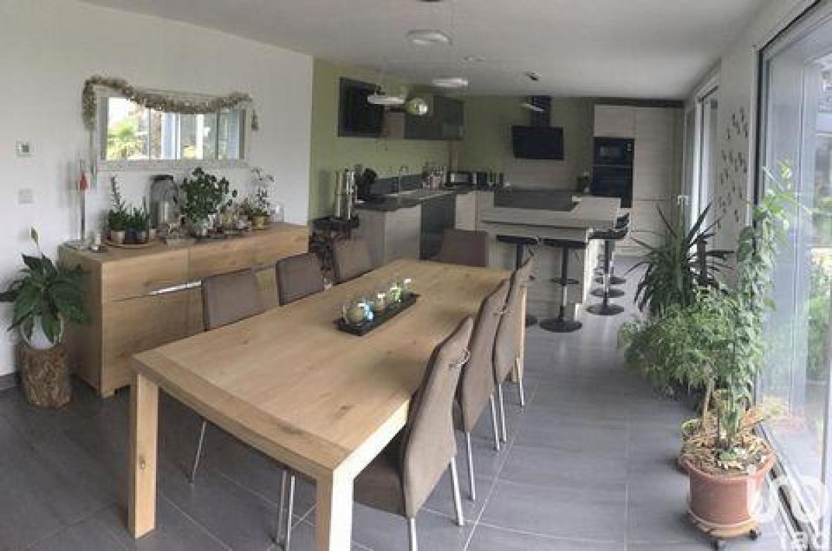 Picture of Home For Sale in Linas, Bretagne, France