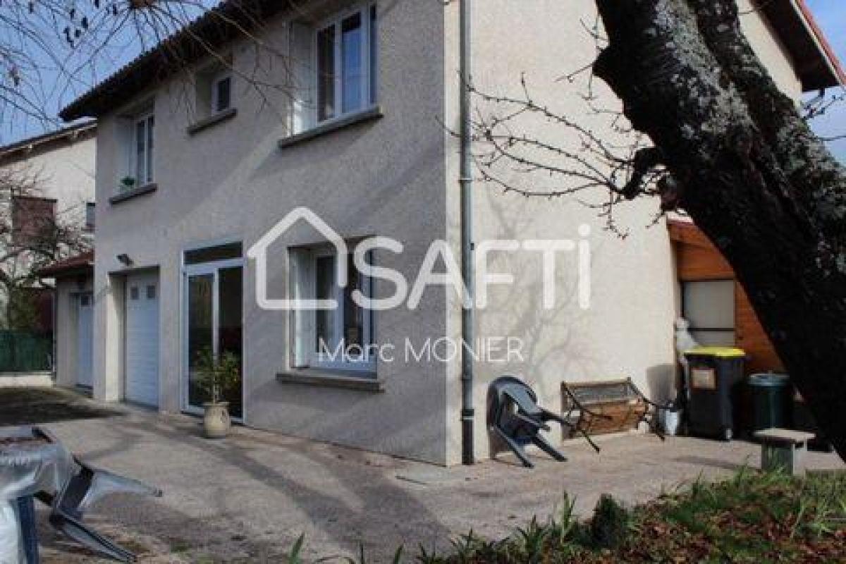 Picture of Home For Sale in Maringues, Auvergne, France