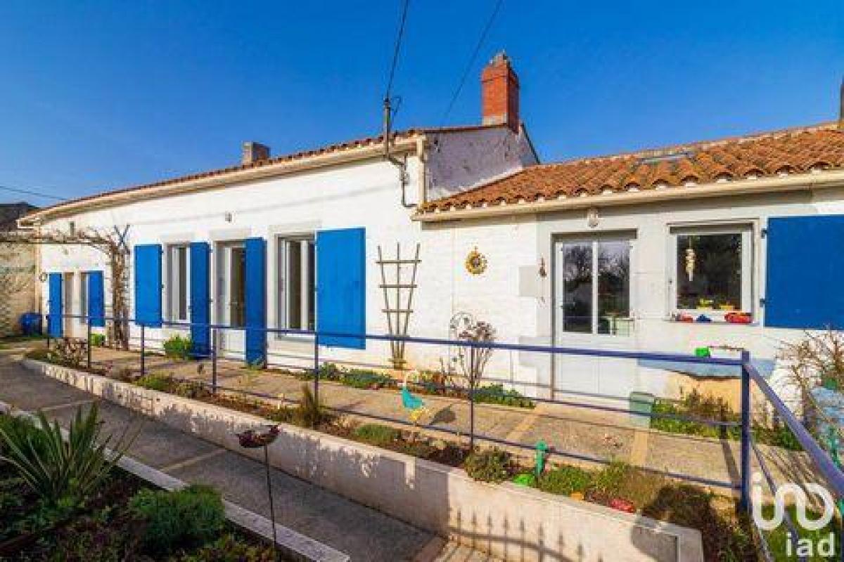 Picture of Home For Sale in Nalliers, Poitou Charentes, France